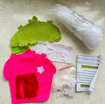 AG2265 DIY cupcake pillow kit